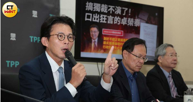 民眾黨主席黃國昌（左）強調「藍白合」仍持續暢通地進行中。（圖／周志龍攝）