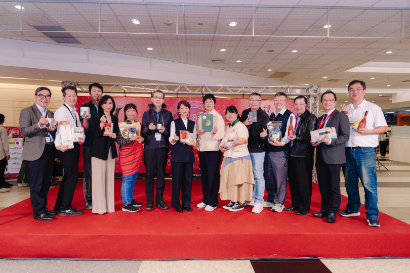 台積電愛心市集擴大照顧弱勢與偏鄉，不只提供台積人是年終採買，更是把支持公平、惜食、地方創生與環境教育，轉化為同仁可感、可買、可分享的日常選擇。（圖／台積電慈善基金會提供）