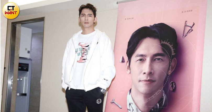 温昇豪對自己的大小眼不夠滿意,不過李進良覺得沒必要整形。(圖/侯世駿攝)