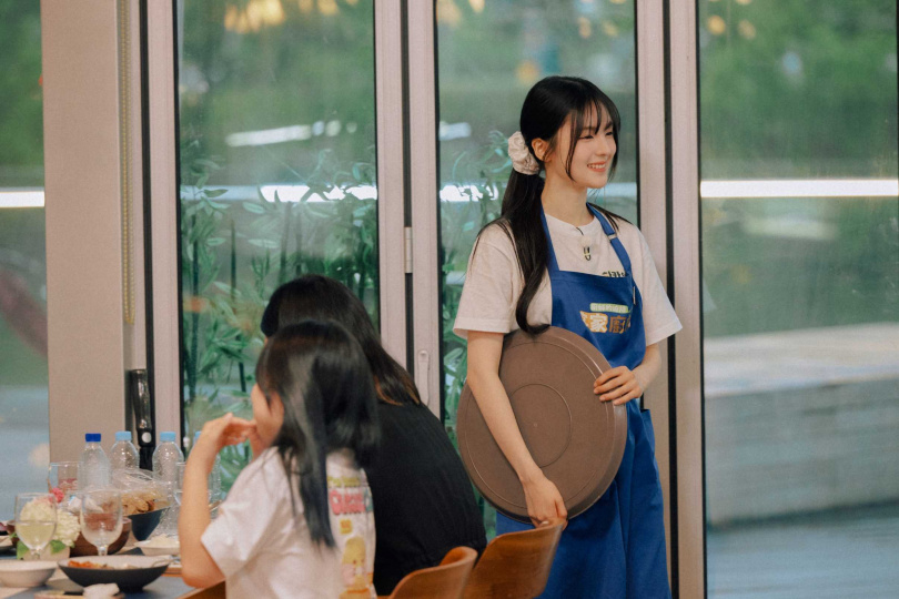 珪斌被為孝淵認證為最強工讀生。(圖/客家電視台提供)