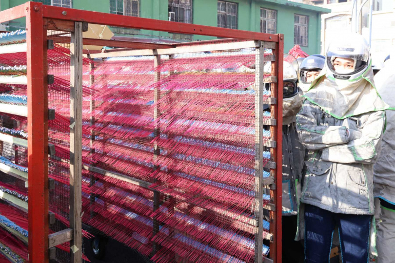 臺南市政府提醒民眾參與蜂炮活動務必落實安全防護，配戴安全帽及相關裝備，做好萬全準備。（圖／台南市政府提供）