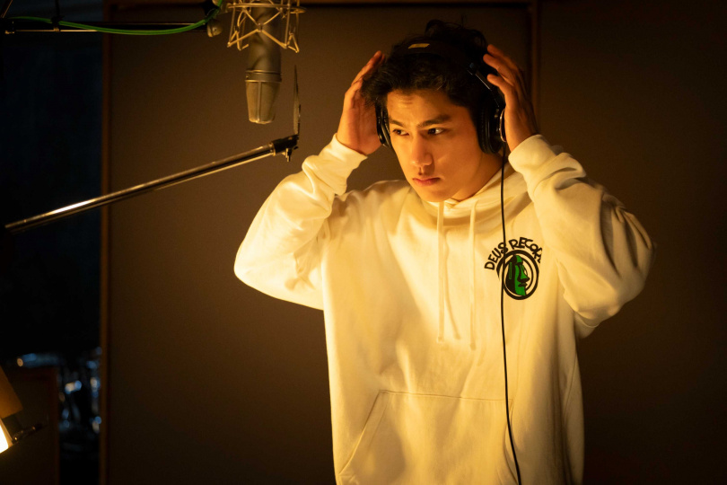 為了呈現樂團主唱的舞台魅力，朱軒洋被安排上聲樂課。（圖／公視）