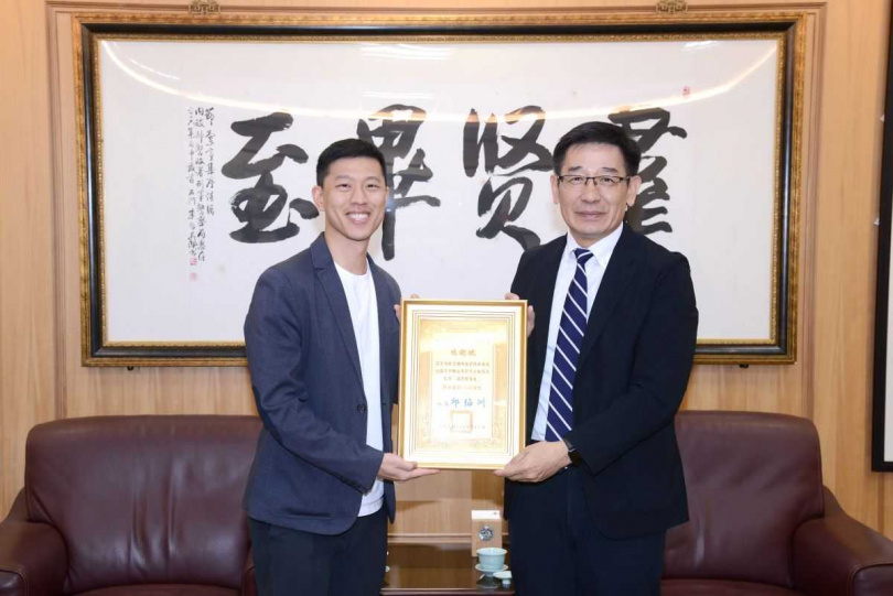 刑事警察局長邱紹洲今(1)日特別頒發感謝狀,肯定蝦皮購物發揮企業社會責任,善用深入鄰里的門市據點,將識詐資訊傳遞至社區。(圖片提供/蝦皮購物)