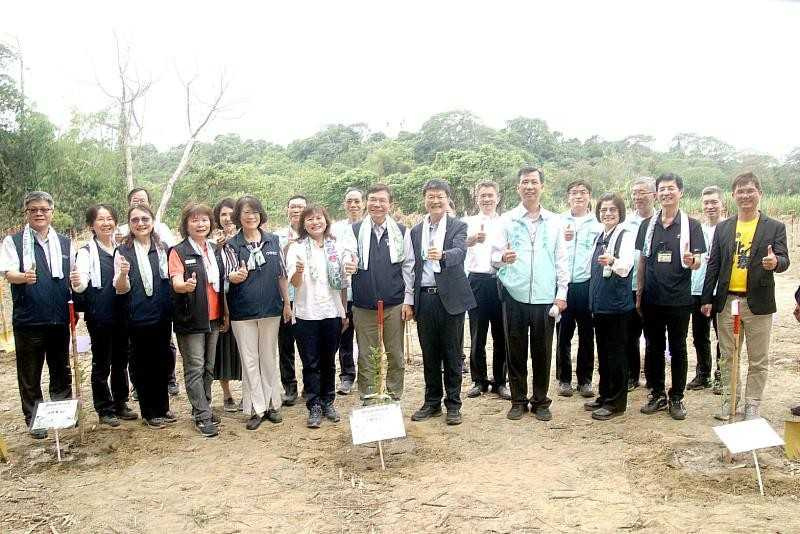 「綠意郵遞ing－蜜源棲地共築行動」揭牌植樹典禮大合照。（圖片提供／中華郵政）