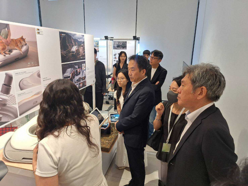 北科大工設系同學向YKK AP董事長安田典生與總經理張國安介紹展出作品，安田典生對於整體成果表達高度肯定，同時也對台灣年輕設計人才的未來發展深具信心。（圖／YKK AP提供）