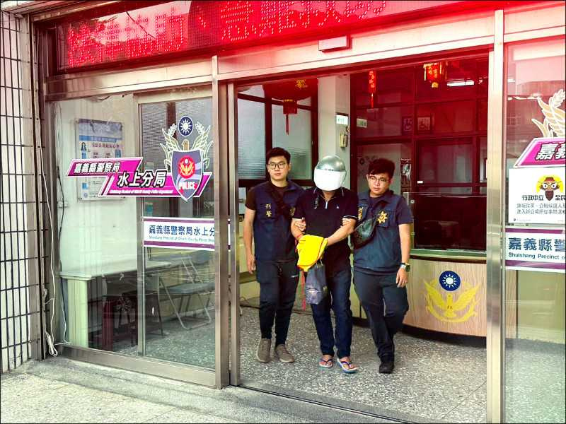 涉嫌持雙槍闖嘉義彩券行的林裕峰(中),訊後被移送嘉義地檢署。(警方提供)