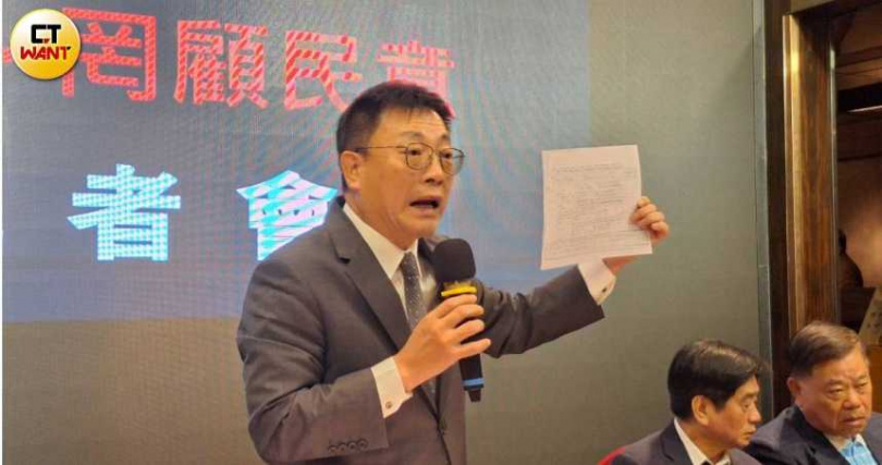 台灣省不動產公會理事長吳國寶質疑,屋頂光電新制未考慮屋頂消防救災困難與觸電風險,若缺乏維護沒有經費可能遭擱棄,甚至強風吹落造成的生命財產損失的風險。(圖/林榮芳攝)