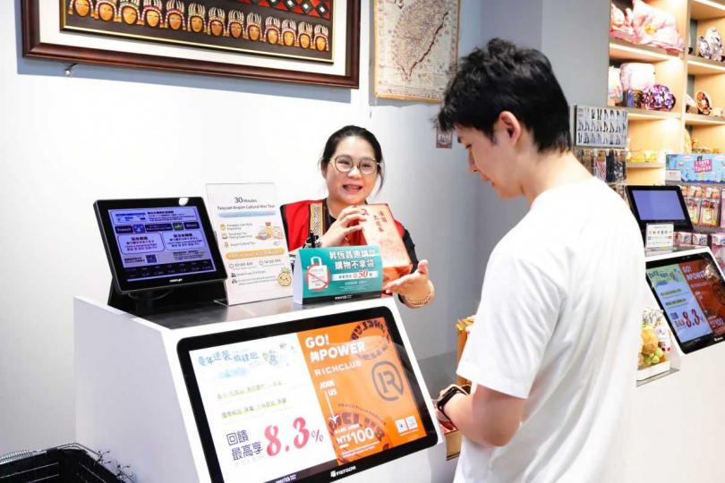 昇恆昌推動點數兌換循環袋等減塑減碳措施,將永續理念融入旅客服務,榮獲桃機夥伴永續行動競賽優勝。(圖/昇恆昌免稅商店提供)