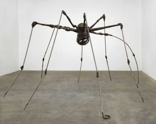 路易絲.布爾喬亞, 〈蜘蛛〉, 1994, 青銅、硝酸銀、棕色銅鏽、花崗岩。(圖/臺中市立美術館提供)
