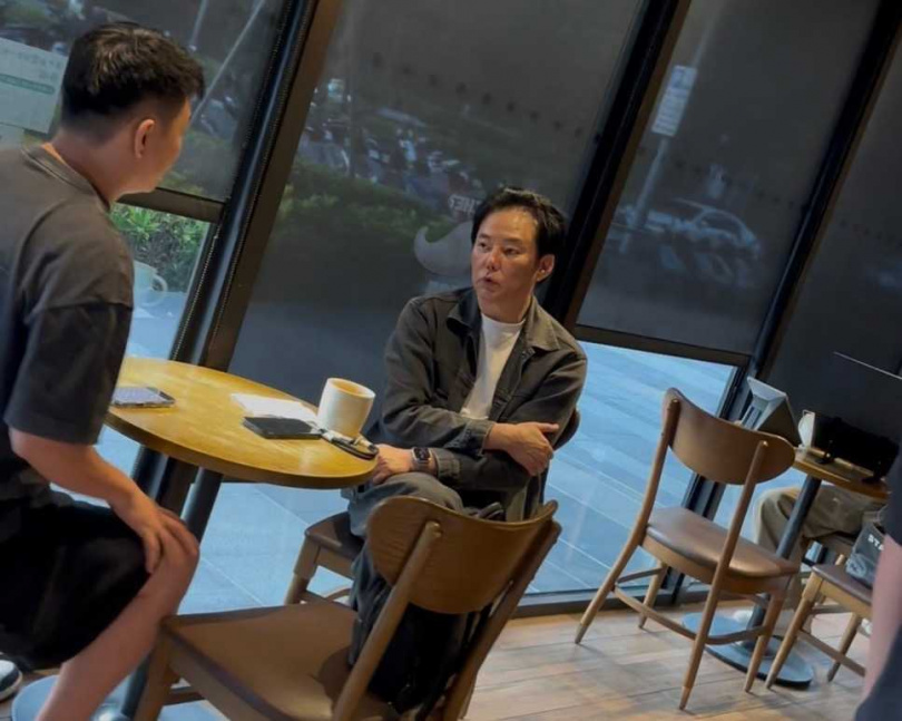 本刊讀者巧遇在咖啡廳討論工作行程的陽帆。（圖／讀者提供）