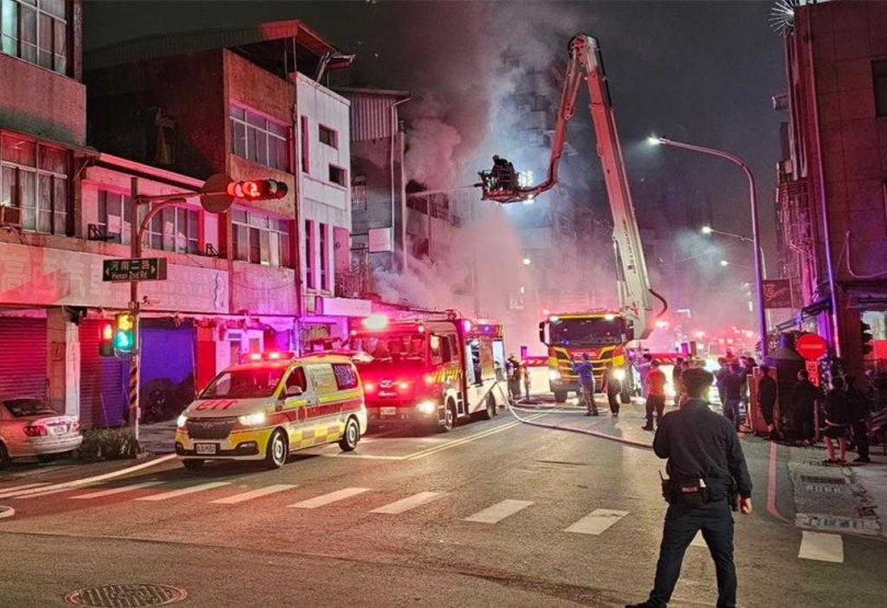 火警現場，新興分局警方也在周圍管制交通，以利消防人員救災。（圖／民眾提供／中國時報紀爰高雄傳真）