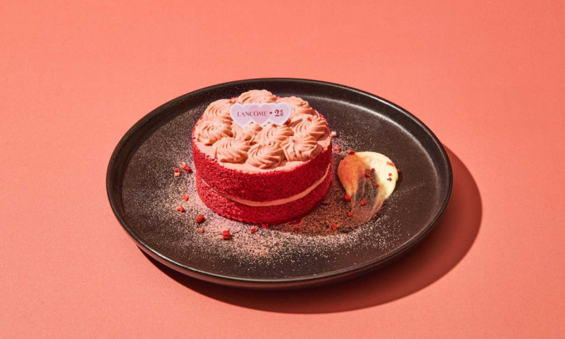 「浪漫限定－裸桃粉絲絨」蛋糕將美妝的時尚與甜蜜滋味融合，為情人節增添一抹獨特。（280元，圖／貳樓提供）