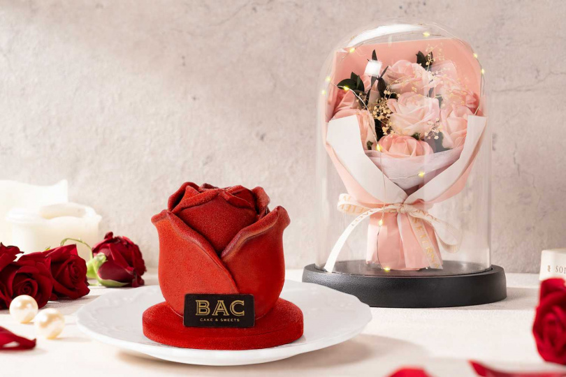 「法式手工玫瑰蛋糕」以紅色巧克力噴面，將愛戀心情化為豐富細緻的層次風味，2/2前預購並付款加贈「玫瑰晶透燈罩」。（圖／BAC提供）