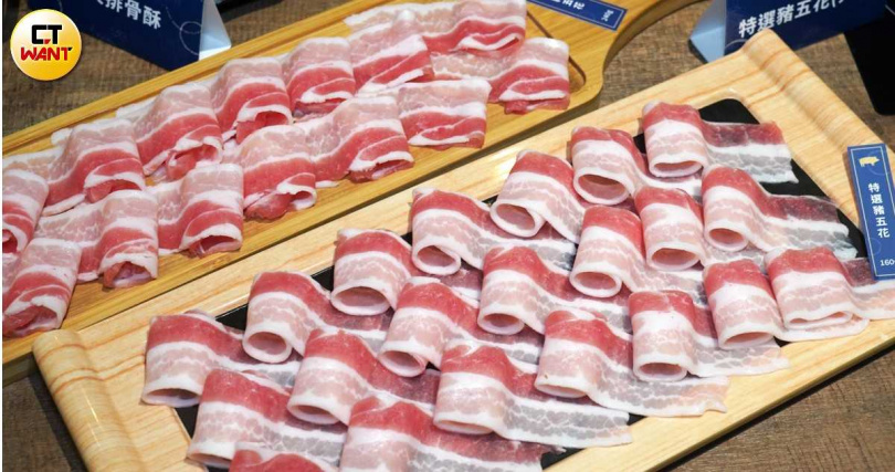 「特選豬五花」小份390元、大份490元，肉量十分充足。（圖／魏妤靜攝）