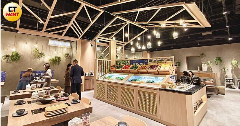 店內裝潢以溫暖木質調空間與柔和燈光，打造舒適放鬆的用餐環境。（圖／魏妤靜攝）