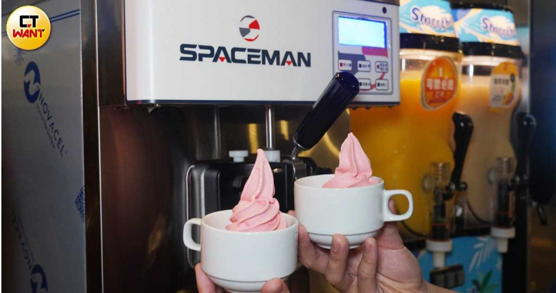 店內除了蔬菜吧也提供飲品與霜淇淋可無限取用，目前推出的是草莓口味霜淇淋。（圖／魏妤靜攝）