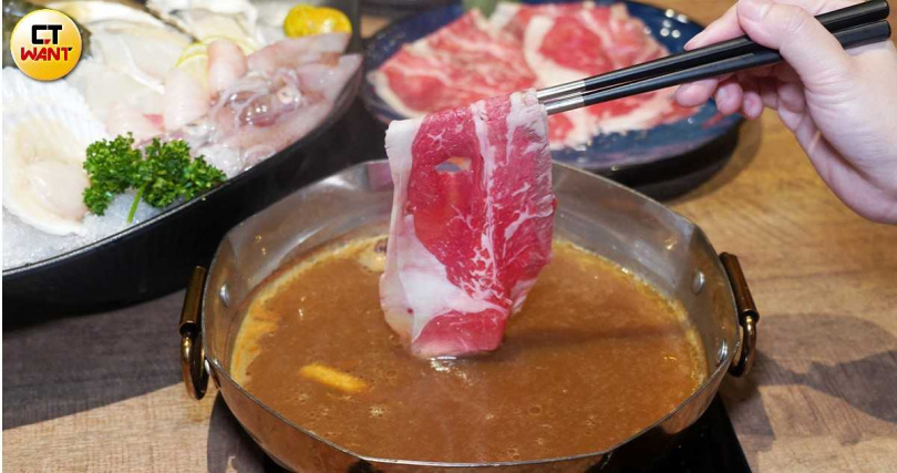 「滋補養生藥膳」（湯頭＋59元）風味回甘帶甜，圖中搭配柔嫩的「極上紐約客」。（790元／小份，圖／魏妤靜攝）