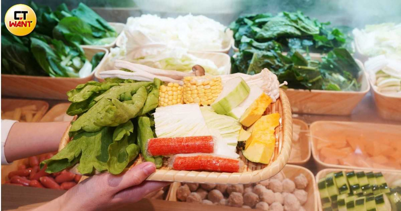 自助吧提供多種來自宜蘭行健村小農以友善土地栽植的蔬菜，並有貢丸、蟹肉棒、綜合菇類等無限享用。（圖／魏妤靜攝）