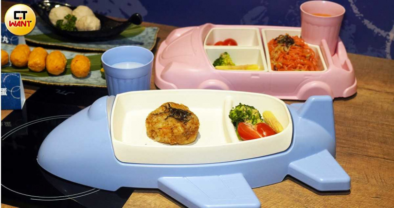 兒童餐推出「小魚三角飯糰」（前）、「時蔬小魚彩虹麵」，120公分以下孩童可免費享用。（單點各180元，圖／魏妤靜攝）