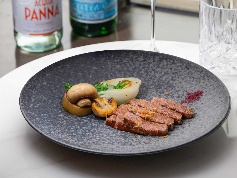 主餐配菜選用澳洲小洋芋、彰化竹塘霸王洋菇、奶油白菜用澄清奶油煎至上色，搭配勃根地席哈品種紅酒鹽之花及猴頭菇鬆來增加風味。（圖／漢來美食提供）