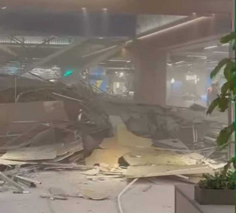 台中新光三越美食街被炸成一片廢墟,內部凌亂不堪。(圖/消防署提供)