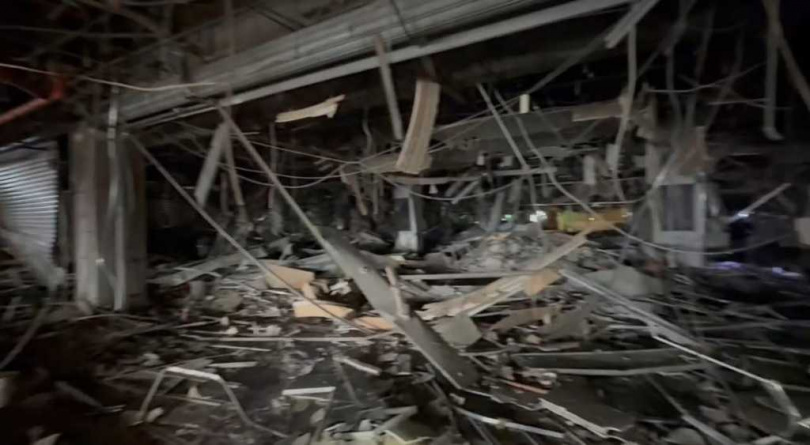 台中新光三越美食街被炸成一片廢墟,內部凌亂不堪。(圖/消防署提供)