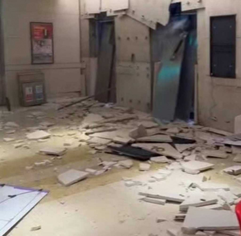 台中新光三越美食街被炸成一片廢墟,內部凌亂不堪。(圖/消防署提供)