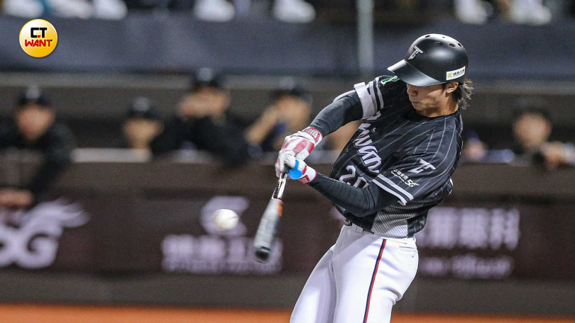 林佳緯在與樂天巨人第二戰中，8局下擊出滿貫砲。（圖／李宗明攝）