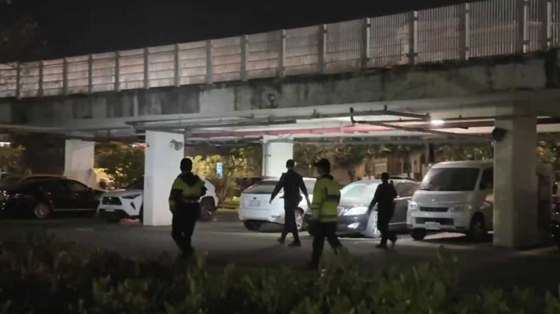 基隆市海科館區域探索館25日凌晨警鈴大作，吵醒不少附近的居民，警消趕到現場檢視，發現是火災警報器遭人觸動，懷疑是遊民或醉漢所為。（圖／翻攝畫面）