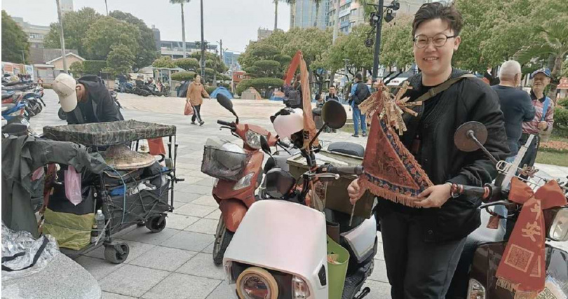 洪姓民眾表示，8年前首次騎腳踏車全程參與大甲媽遶場，讓他想通很多事情，跟媽祖祈求的願望也有達成，讓他持續至今。（圖／中國時報葉靜美攝）