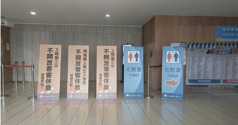 彰化縣政府大樓進行耐震補強工程而暫停開放中庭供民眾入內休息，但仍有開放化粧室，不少信眾選擇在縣府前廣場搭帳篷休息。（圖／中國時報葉靜美攝）