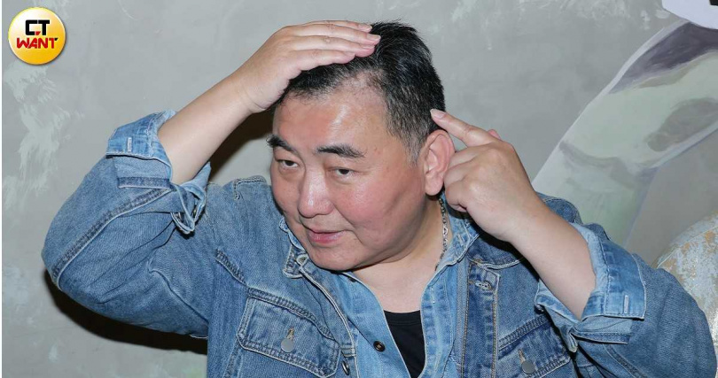 徐亨開刀時腦上開了三個洞。（圖／楊澍攝）