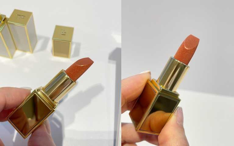   全新小金管版！#02 Sun Spark 珠光桃紅色，潤澤＋自然光澤一抹到位，香草洋甘菊香氣療癒度滿分。TOM FORD太陽親吻澄金潤唇膏精巧版 Soleil Spark Lip Balm #02／1,250元（圖／黃筱婷攝）  