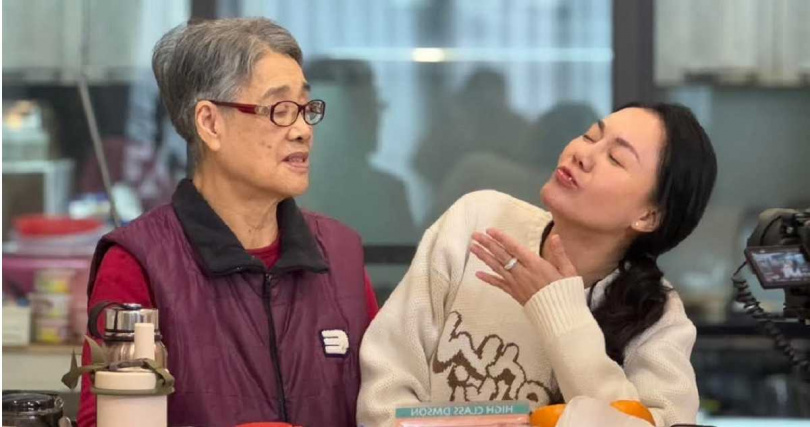 琳娜推出全新台語單曲《阿母的青春》，這首歌曲獻給養育她長大的姨母。(圖／日天昊娛樂提供)