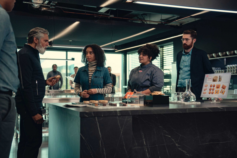 〈黑色野獸〉劇組故意設計小Bug,觀眾看到的店名取決於系統隨機設定。(圖/Netflix提供)