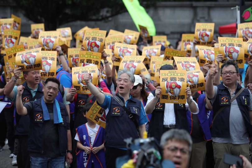 「反霸凌，要保障」2025五一勞工大遊行1日舉行，勞工團體演出行動劇，諷刺政府勞工政策跳票。（圖／中國時報黃世麒攝）