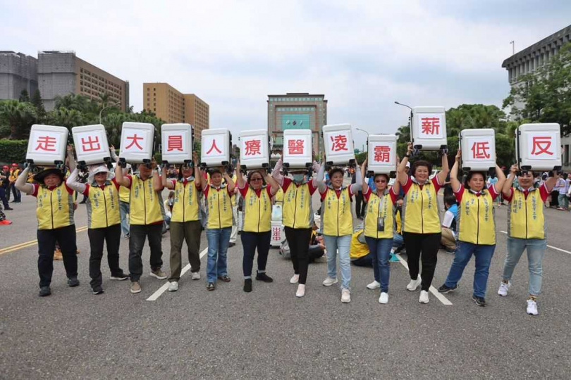 「反霸凌，要保障」2025五一勞工大遊行1日舉行，許多勞工團體帶著標語和旗幟前來參與。（圖／中國時報杜宜諳攝）