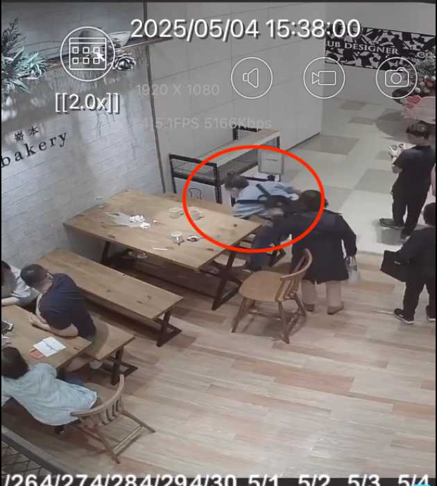 藍衣男故意把杯子放到地上。（圖／Threads／@h5nryt）