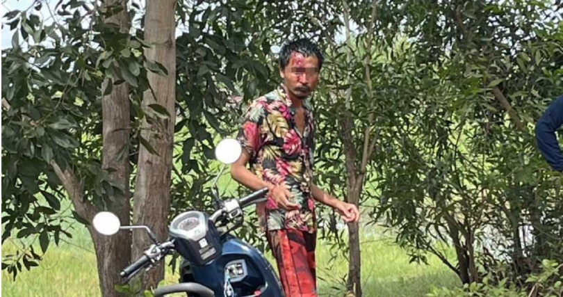 Preecha被趕來保護女童的母親打得滿臉是血。（圖／翻攝FB／Watchara Padungrad）