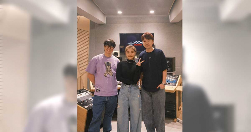 DIOR大穎與張簡君偉、馬來西亞音樂製作人郭文翰合作。（圖／索尼音樂提供）