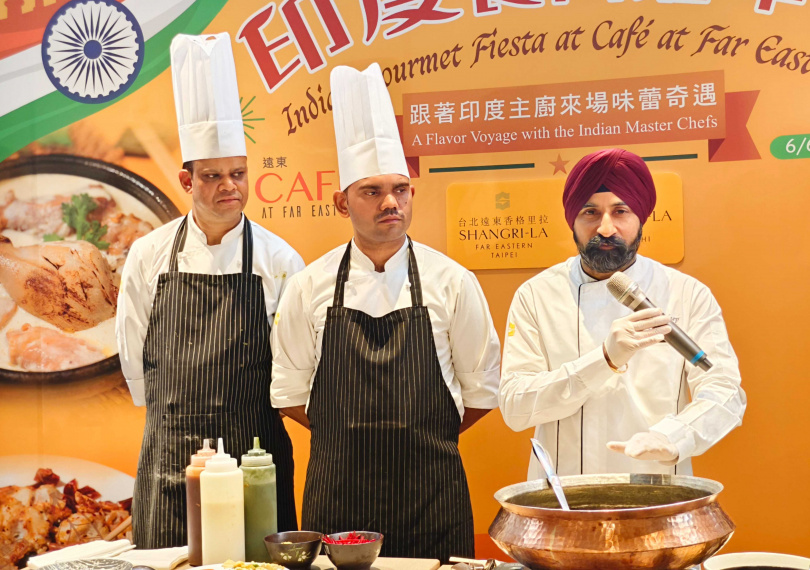 新德里香格里拉行政主廚甘甘迪普·辛格·薩赫尼（右）在記者會現場示範印度料理製作。（圖／魏妤靜攝）