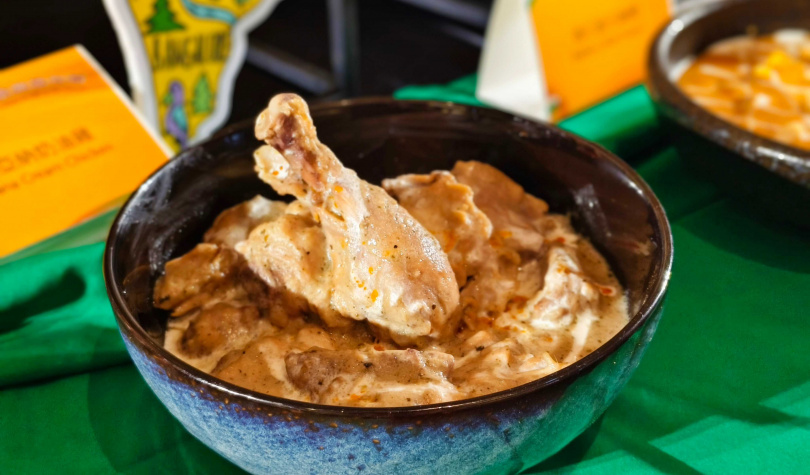 ｢盧迪亞納奶油雞」將雞肉煎至金黃，並浸泡於用奶油和多種香料調製的濃郁醬汁中。（圖／魏妤靜攝）