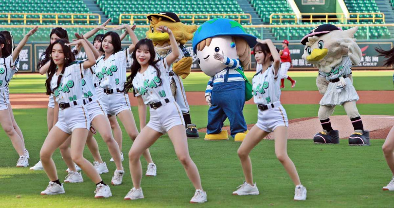 全球人壽樂活寶聯手TAKAO、TAKAMEI與Wing Stars熱舞登場,炒熱全場氣氛,high翻球場每個角落(圖/全球人壽提供)!