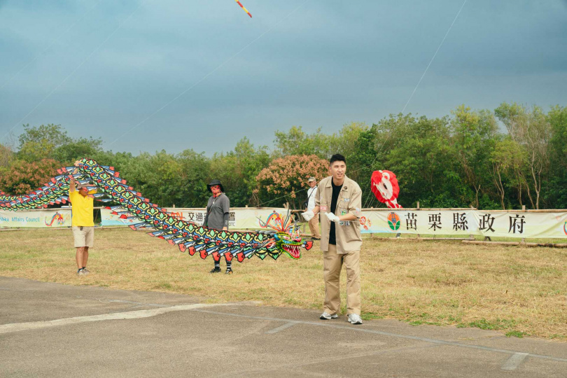 胡釋安在苗栗風箏節體驗巨龍風箏。（圖／客台提供）