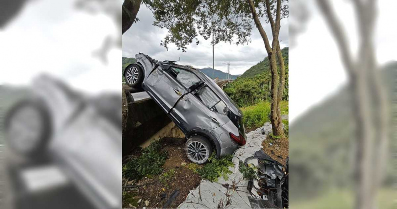 黃姓男子開休旅車追撞前車後，休旅車失控衝過護欄，前輪掛在護欄上。（圖／民眾提供／中國時報記者楊靜茹南投傳真）