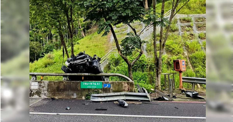黃姓男子開休旅車追撞前車後，休旅車失控衝過護欄，前輪掛在護欄上。（圖／民眾提供／中國時報記者楊靜茹南投傳真）