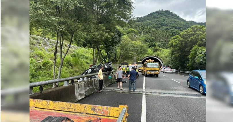 警方、消防員及拖地車業者到場，看到肇事的黃姓男子竟淡定坐在高速公路路旁打坐。（圖／民眾提供／中國時報記者楊靜茹南投傳真）
