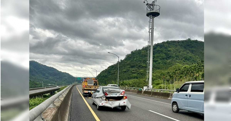 遭黃姓男子追撞的轎車，不僅後保險桿被撞毀，後車門也變形彈開。（圖／民眾提供／中國時報記者楊靜茹南投傳真）