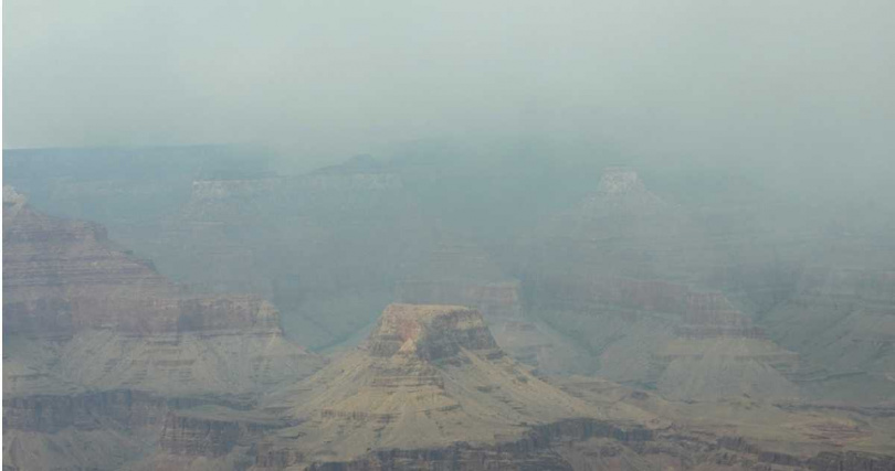 大峽谷大火產生的煙霧從北緣蔓延至上空。