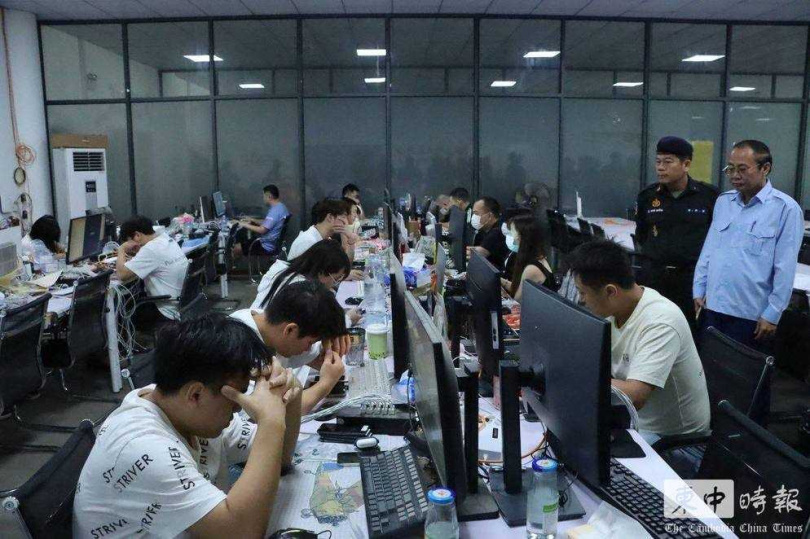 警方同步突襲萬景崗區與森速區2處據點。(圖/翻攝自《柬中時報》)